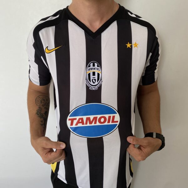 2025-02-14 13.57.50 Camisa Retrô Juventus Home 2005/2006 - Pavel Nedved 11 - Nike - Total 90 - Preta Branca - Imagem 8