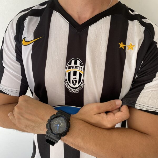 2025-02-14 13.58.08 Camisa Retrô Juventus Home 2005/2006 - Pavel Nedved 11 - Nike - Total 90 - Preta Branca - Imagem 9