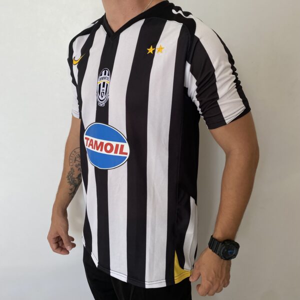2025-02-14 13.58.31 Camisa Retrô Juventus Home 2005/2006 - Pavel Nedved 11 - Nike - Total 90 - Preta Branca - Imagem 10