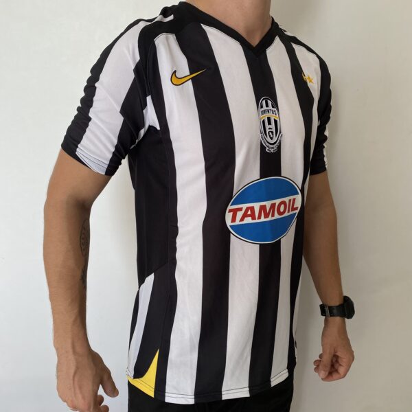 2025-02-14 13.58.51 Camisa Retrô Juventus Home 2005/2006 - Pavel Nedved 11 - Nike - Total 90 - Preta Branca - Imagem 11