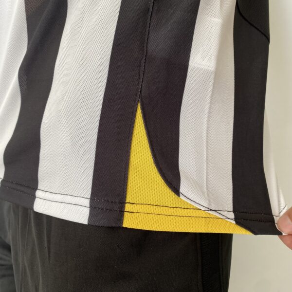 2025-02-14 13.59.06 Camisa Retrô Juventus Home 2005/2006 - Pavel Nedved 11 - Nike - Total 90 - Preta Branca - Imagem 12