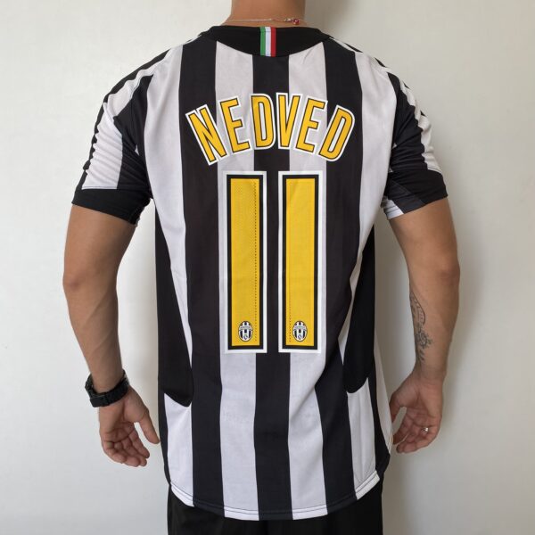 2025-02-14 14.02.24 Camisa Retrô Juventus Home 2005/2006 - Pavel Nedved 11 - Nike - Total 90 - Preta Branca - Imagem 13