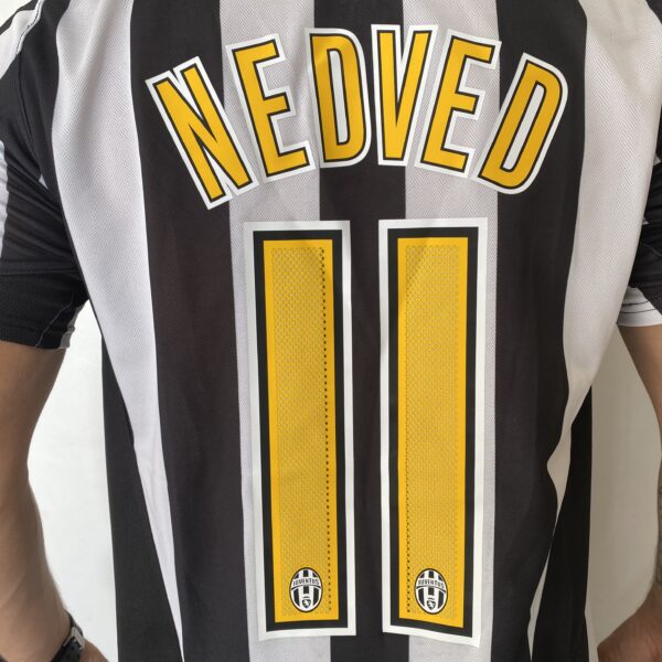 2025-02-14 14.02.30 Camisa Retrô Juventus Home 2005/2006 - Pavel Nedved 11 - Nike - Total 90 - Preta Branca - Imagem 14