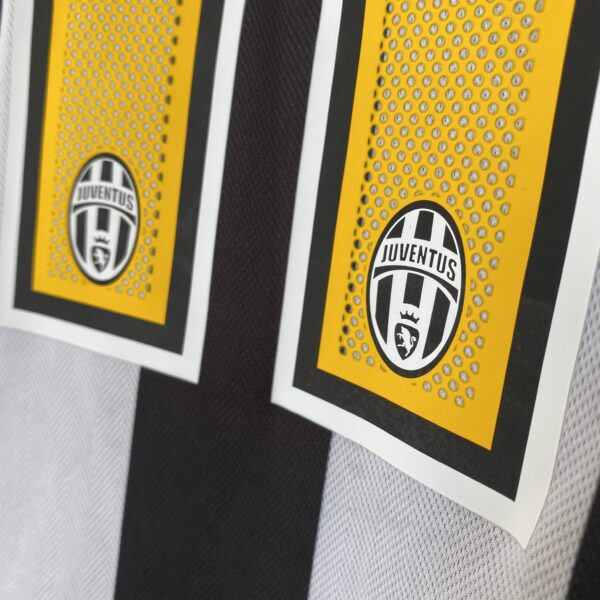 2025-02-14 14.02.47 Camisa Retrô Juventus Home 2005/2006 - Pavel Nedved 11 - Nike - Total 90 - Preta Branca - Imagem 17