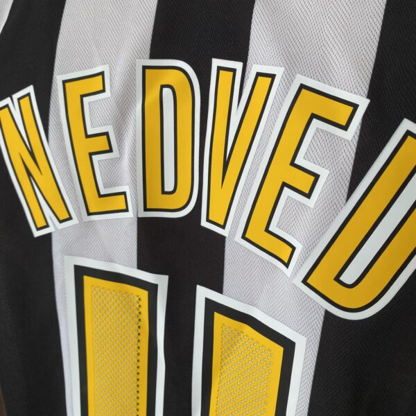2025-02-14 14.02.54 Camisa Retrô Juventus Home 2005/2006 - Pavel Nedved 11 - Nike - Total 90 - Preta Branca - Imagem 18