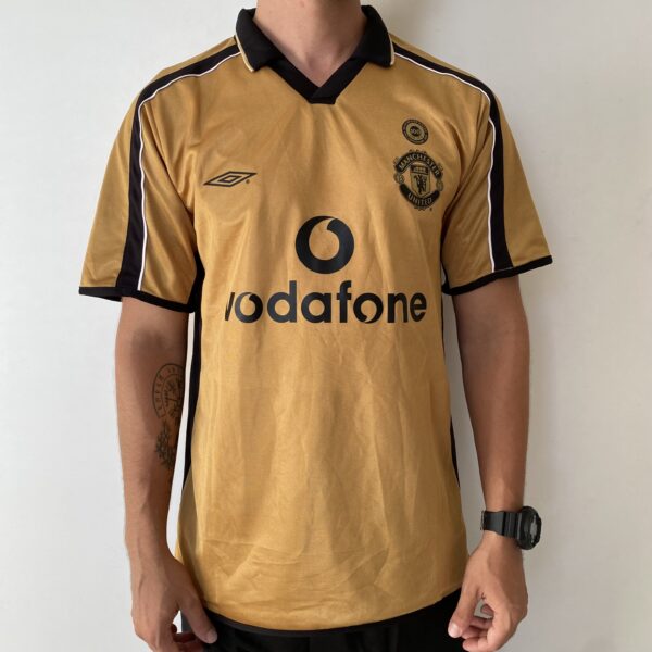 2025-02-18 15.51.46 Camisa Retrô Manchester United Away - Dupla-Face - Frente Verso - 2001/2002 - Beckham 7 - Umbro Dourada - Imagem 1