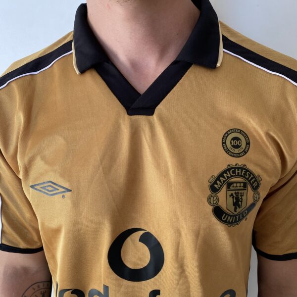 2025-02-18 15.54.01 Camisa Retrô Manchester United Away - Dupla-Face - Frente Verso - 2001/2002 - Beckham 7 - Umbro Dourada - Imagem 3