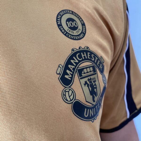 2025-02-18 15.54.13 Camisa Retrô Manchester United Away - Dupla-Face - Frente Verso - 2001/2002 - Beckham 7 - Umbro Dourada - Imagem 4