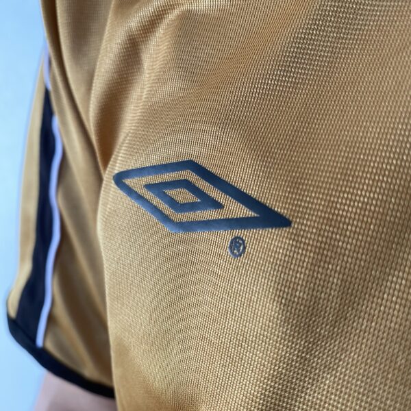2025-02-18 15.54.23 Camisa Retrô Manchester United Away - Dupla-Face - Frente Verso - 2001/2002 - Beckham 7 - Umbro Dourada - Imagem 5