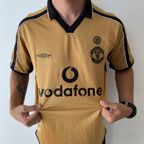 2025-02-18 15.54.48 Camisa Retrô Manchester United Away - Dupla-Face - Frente Verso - 2001/2002 - Beckham 7 - Umbro Dourada - Imagem 6