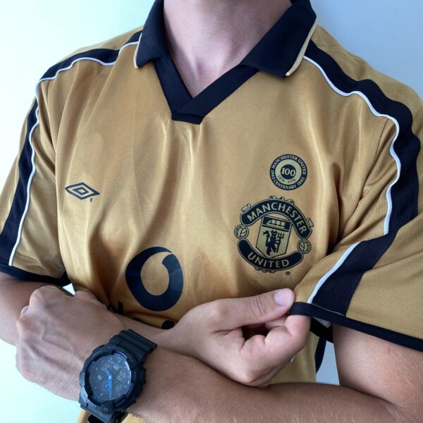 2025-02-18 15.55.04 Camisa Retrô Manchester United Away - Dupla-Face - Frente Verso - 2001/2002 - Beckham 7 - Umbro Dourada - Imagem 7
