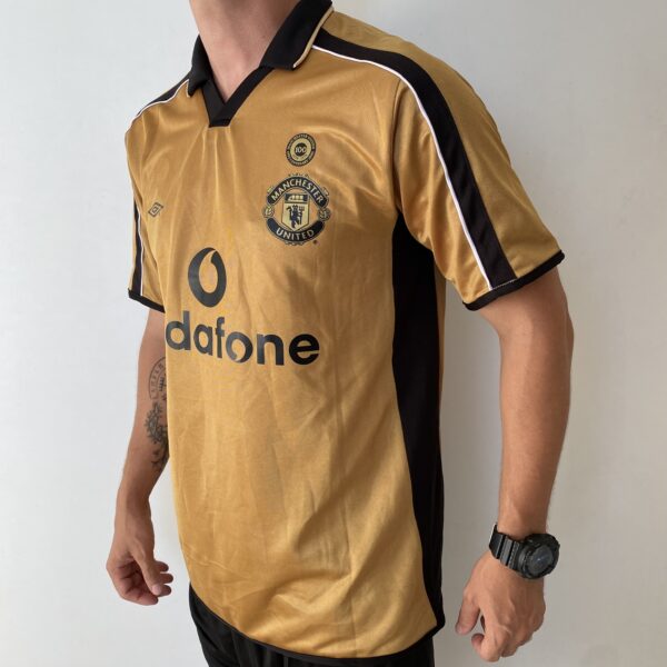 2025-02-18 15.56.08 Camisa Retrô Manchester United Away - Dupla-Face - Frente Verso - 2001/2002 - Beckham 7 - Umbro Dourada - Imagem 9