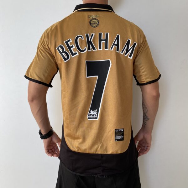 2025-02-18 16.00.12 Camisa Retrô Manchester United Away - Dupla-Face - Frente Verso - 2001/2002 - Beckham 7 - Umbro Dourada - Imagem 11