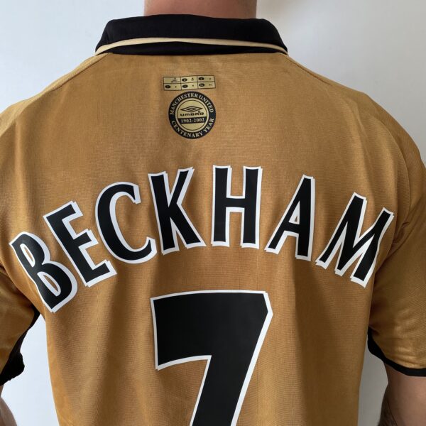 2025-02-18 16.00.20 Camisa Retrô Manchester United Away - Dupla-Face - Frente Verso - 2001/2002 - Beckham 7 - Umbro Dourada - Imagem 12