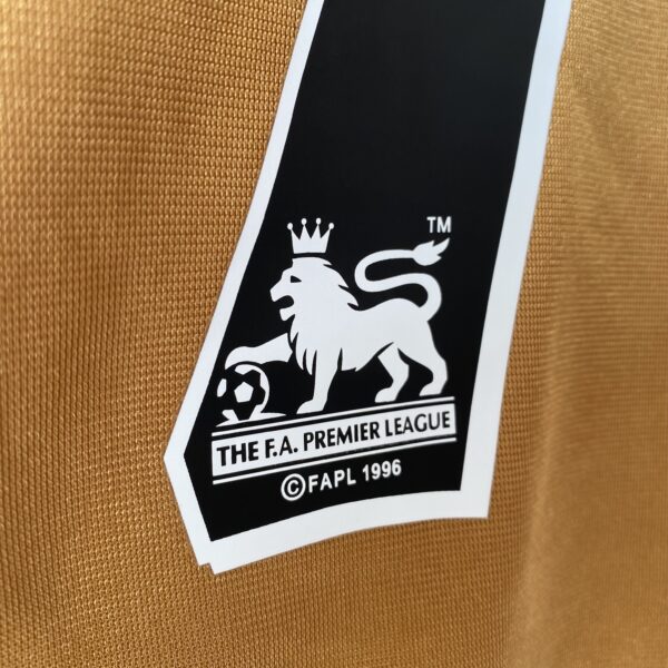 2025-02-18 16.00.45 Camisa Retrô Manchester United Away - Dupla-Face - Frente Verso - 2001/2002 - Beckham 7 - Umbro Dourada - Imagem 15