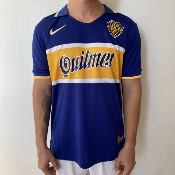 2025-04-25 16.19.24 Camisa Retrô Boca Juniors Home 1997/1998 - Maradona 10 - Nike - Azul Amarela - Imagem 1