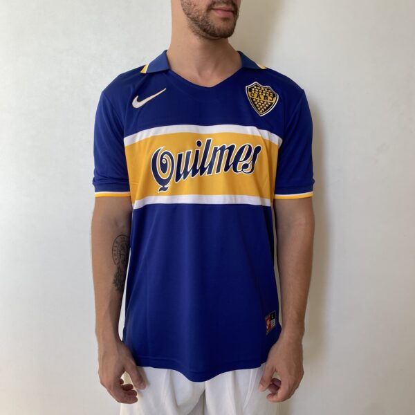 2025-04-25 16.19.35 Camisa Retrô Boca Juniors Home 1997/1998 - Maradona 10 - Nike - Azul Amarela - Imagem 2