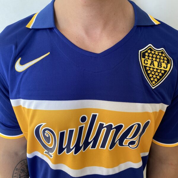 2025-04-25 16.19.48 Camisa Retrô Boca Juniors Home 1997/1998 - Maradona 10 - Nike - Azul Amarela - Imagem 3