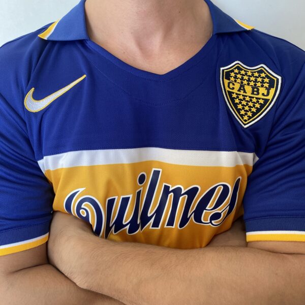 2025-04-25 16.21.43 Camisa Retrô Boca Juniors Home 1997/1998 - Maradona 10 - Nike - Azul Amarela - Imagem 7