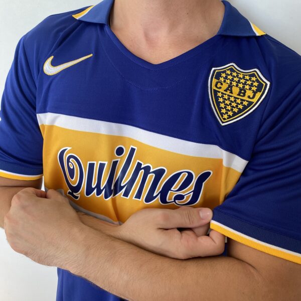 2025-04-25 16.22.10 Camisa Retrô Boca Juniors Home 1997/1998 - Maradona 10 - Nike - Azul Amarela - Imagem 8