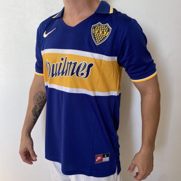 2025-04-25 16.22.20 Camisa Retrô Boca Juniors Home 1997/1998 - Maradona 10 - Nike - Azul Amarela - Imagem 9