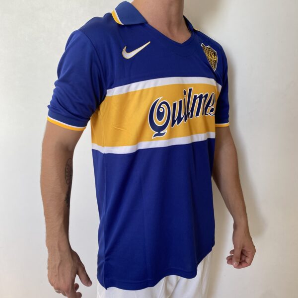 2025-04-25 16.22.48 Camisa Retrô Boca Juniors Home 1997/1998 - Maradona 10 - Nike - Azul Amarela - Imagem 10