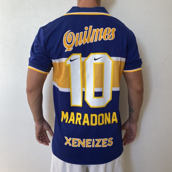 2025-04-25 16.29.09 Camisa Retrô Boca Juniors Home 1997/1998 - Maradona 10 - Nike - Azul Amarela - Imagem 13