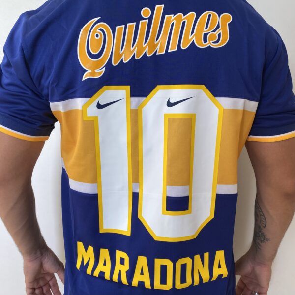 2025-04-25 16.29.20 Camisa Retrô Boca Juniors Home 1997/1998 - Maradona 10 - Nike - Azul Amarela - Imagem 14