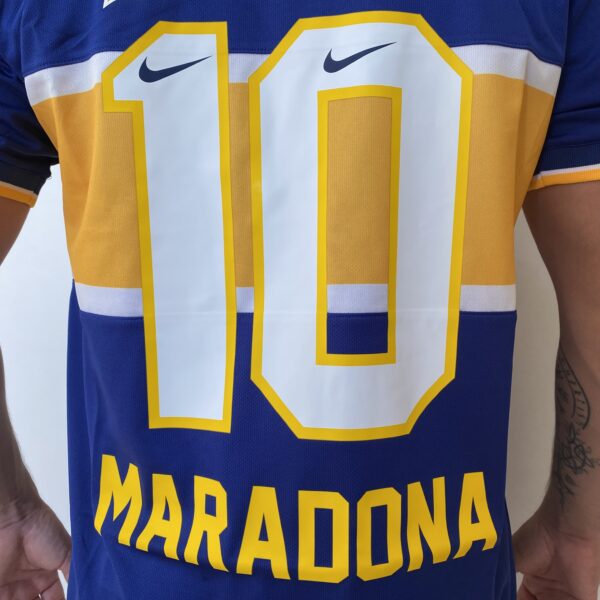 2025-04-25 16.29.35 Camisa Retrô Boca Juniors Home 1997/1998 - Maradona 10 - Nike - Azul Amarela - Imagem 16