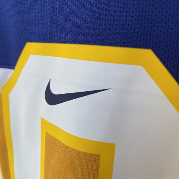 2025-04-25 16.29.46 Camisa Retrô Boca Juniors Home 1997/1998 - Maradona 10 - Nike - Azul Amarela - Imagem 17