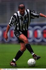 Camisa Retrô Juventus Home 1999/2000 Kappa Preta Branca - Imagem 7