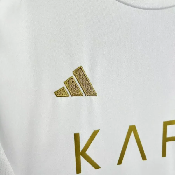 b nkerjgnjkenrjk Kit Conjunto Infantil Crianças Camisa e Calção Al Nassr Third Ronaldo 7 Branco 24/2025 Adidas - Imagem 4