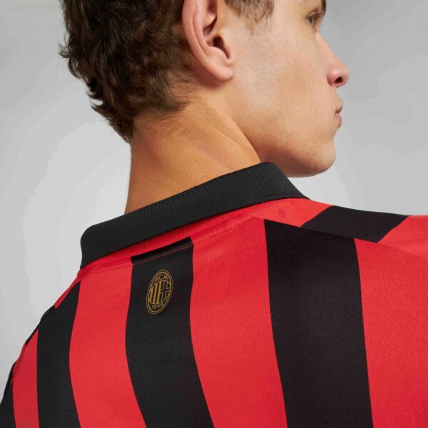 Camisa Milan Home Comemorativa 125 Anos Manga Longa Retrô 2025 Puma Vermelha e Preta - Imagem 11