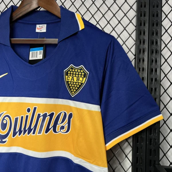 camisa-do-boca-juniors-retro-nike-1996-1997-home-1-casa-titular-azul-amarelo-torcedor-masculina-homem-uniforme-original-oficial-qualidade-4-b9ec9fd74ec3b7695d17186501281921-640-0 Camisa Retrô Boca Juniors Home 1997/1998 - Maradona 10 - Nike - Azul Amarela - Imagem 19