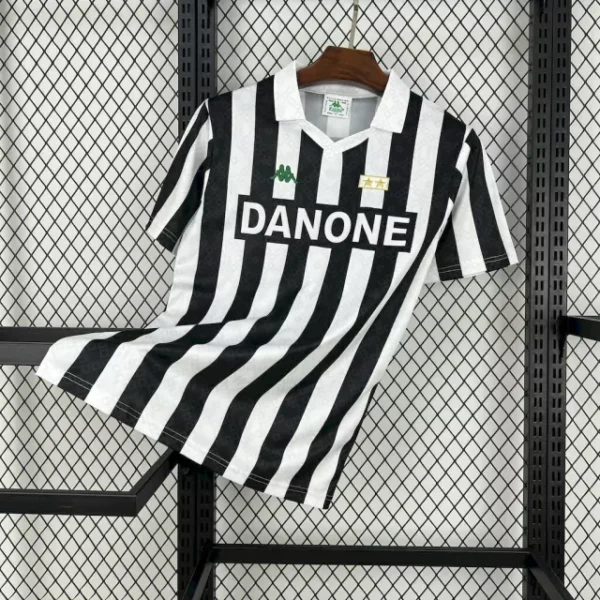 camisa-titular-do-juventus-kappa-retro-1992-1994-home-1-casa-i-branca-preta-masculina-antiga-rara-reliquia-homem-profissional-original-oficial-comprar-online-1-361286b9618414093b17329014249302-640-0 Camisa Retrô Juventus Home 1992/1994 Kappa Preta Branca - Imagem 1