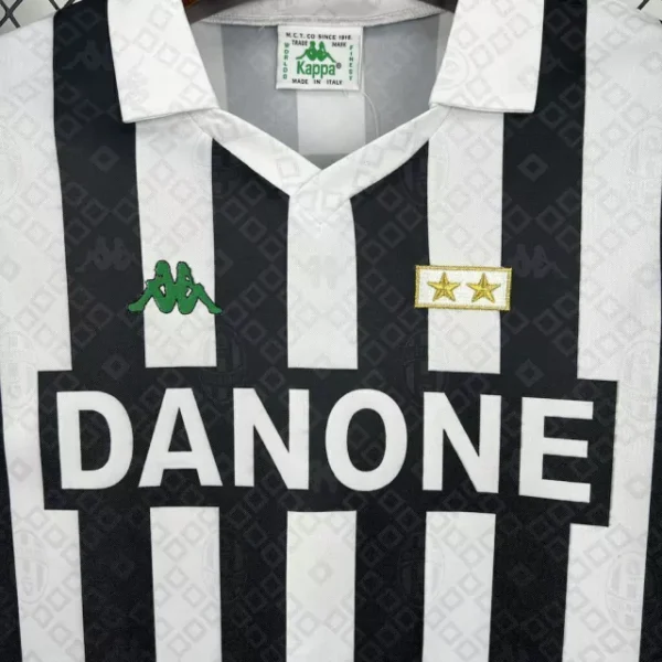 camisa-titular-do-juventus-kappa-retro-1992-1994-home-1-casa-i-branca-preta-masculina-antiga-rara-reliquia-homem-profissional-original-oficial-comprar-online-4-d964b8fd674ede9f8a17329014249542-640-0 Camisa Retrô Juventus Home 1992/1994 Kappa Preta Branca - Imagem 2