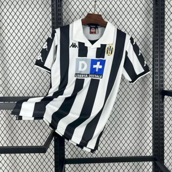 camisa-titular-do-juventus-kappa-retro-1999-2000-home-1-casa-i-branca-preta-masculina-antiga-rara-reliquia-homem-profissional-original-oficial-comprar-online-1-844f23066dc870f32517329015536942-640-0 Camisa Retrô Juventus Home 1999/2000 Kappa Preta Branca - Imagem 1