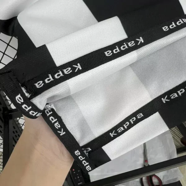 camisa-titular-do-juventus-kappa-retro-1999-2000-home-1-casa-i-branca-preta-masculina-antiga-rara-reliquia-homem-profissional-original-oficial-comprar-online-2-ee190034efe56471b717329015536930-640-0 Camisa Retrô Juventus Home 1999/2000 Kappa Preta Branca - Imagem 5