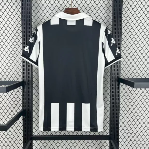 camisa-titular-do-juventus-kappa-retro-1999-2000-home-1-casa-i-branca-preta-masculina-antiga-rara-reliquia-homem-profissional-original-oficial-comprar-online-3-2a57ef5d2923113d4a17329015537572-640-0 Camisa Retrô Juventus Home 1999/2000 Kappa Preta Branca - Imagem 6