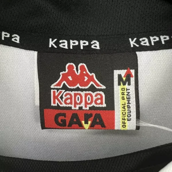 camisa-titular-do-juventus-kappa-retro-1999-2000-home-1-casa-i-branca-preta-masculina-antiga-rara-reliquia-homem-profissional-original-oficial-comprar-online-4-ce3e35c5563710f52417329015537868-640-0 Camisa Retrô Juventus Home 1999/2000 Kappa Preta Branca - Imagem 4