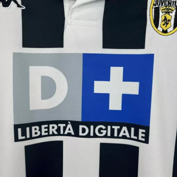 camisa-titular-do-juventus-kappa-retro-1999-2000-home-1-casa-i-branca-preta-masculina-antiga-rara-reliquia-homem-profissional-original-oficial-comprar-online-5-6dd80b264b21c11a0817329015538380-640-0 Camisa Retrô Juventus Home 1999/2000 Kappa Preta Branca - Imagem 2