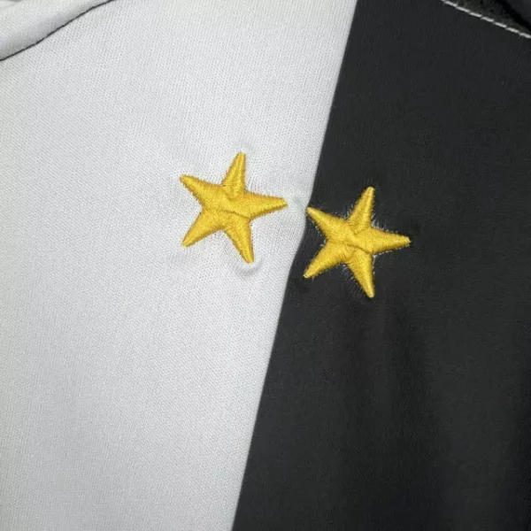 camisa-titular-do-juventus-nike-retro-2004-2005-home-1-casa-i-branca-preta-masculina-antiga-rara-reliquia-homem-profissional-original-oficial-comprar-online-1-e8e47333019bad41e417329016204627-640-0 Camisa Retrô Juventus Home 2004/2005 Nike Preta Branca - Imagem 3
