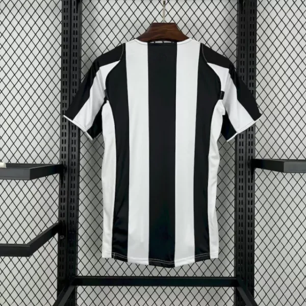 camisa-titular-do-juventus-nike-retro-2004-2005-home-1-casa-i-branca-preta-masculina-antiga-rara-reliquia-homem-profissional-original-oficial-comprar-online-2-a26cfdb977c91f4ad417329016207577-640-0 Camisa Retrô Juventus Home 2004/2005 Nike Preta Branca - Imagem 5