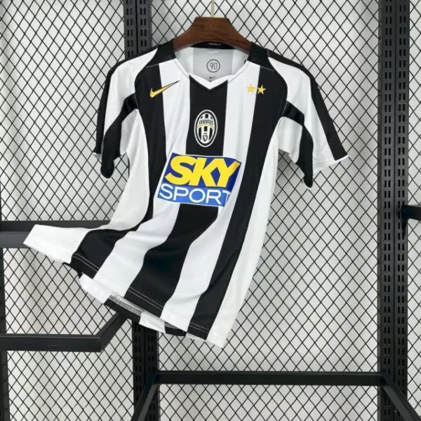 camisa-titular-do-juventus-nike-retro-2004-2005-home-1-casa-i-branca-preta-masculina-antiga-rara-reliquia-homem-profissional-original-oficial-comprar-online-5-c2a2e047fe65d919a017329016205150-640-0 Camisa Retrô Juventus Home 2004/2005 Nike Preta Branca - Imagem 1