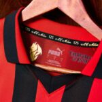Camisa Milan Home Comemorativa 125 Anos Manga Longa Retrô 2025 Puma Vermelha e Preta - Imagem 2