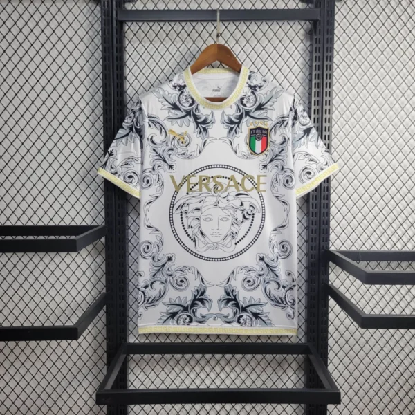 rghehrth Camisa Seleção Itália Versace Versão Torcedor 2024/25 Adidas - Imagem 1