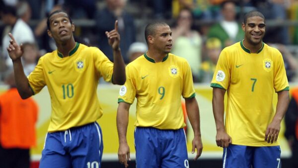 1ac2361561e3ef26f4b5435d56c4374bafa861c2 Camisa Retrô Clássica Seleção Brasileira Brasil – Nike – Amarela – 2006 - Imagem 6