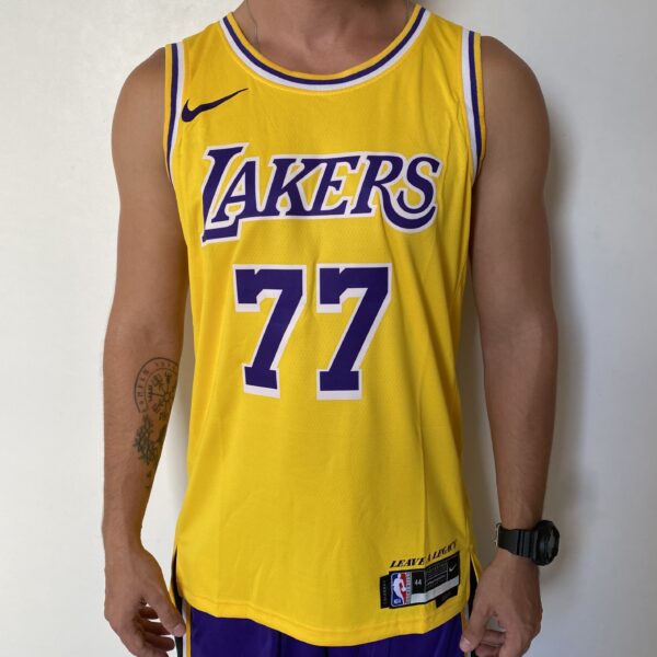 Camiseta Regata NBA Los Angeles Lakers 77 Luka Doncic Icon Edition Amarela 2025 Nike - Imagem 1