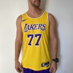 Camiseta Regata NBA Los Angeles Lakers 77 Luka Doncic Icon Edition Amarela 2025 Nike - Imagem 2