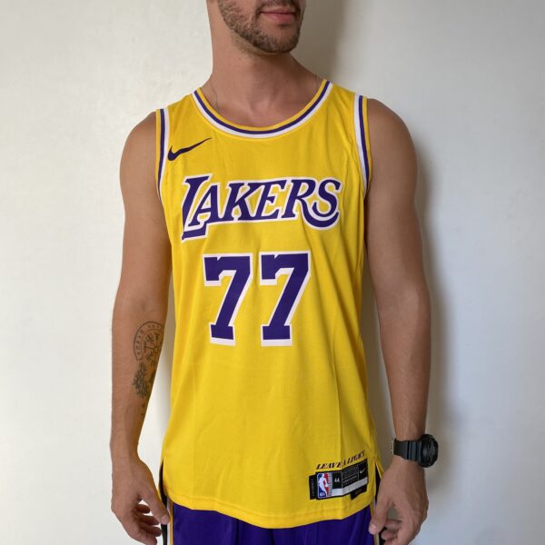 Camiseta Regata NBA Los Angeles Lakers 77 Luka Doncic Icon Edition Amarela 2025 Nike - Imagem 2